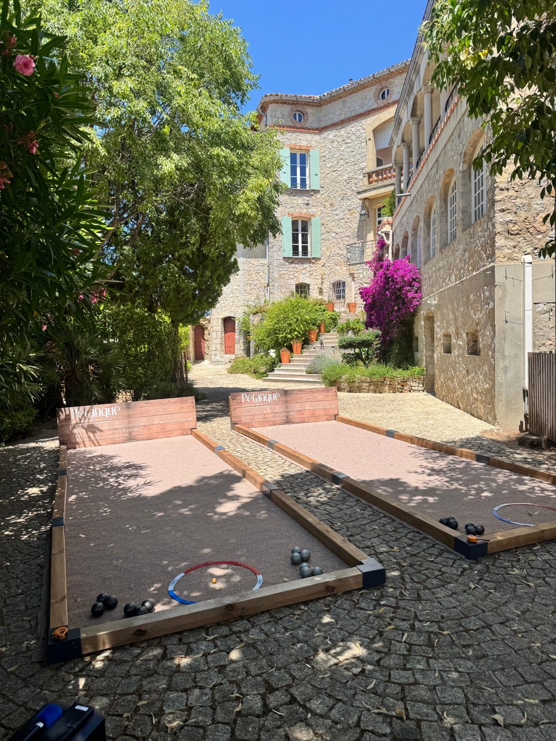 Terrains de pétanque devant le Château des Costes